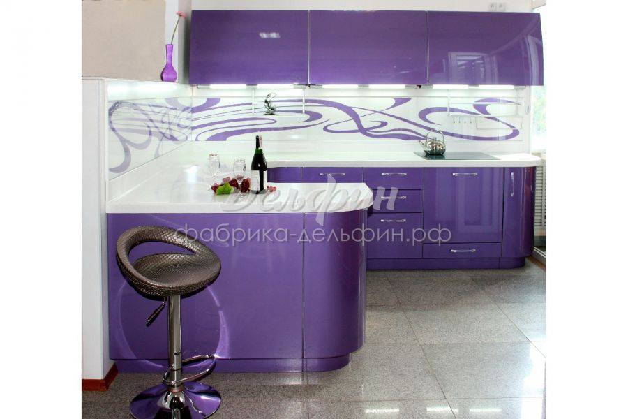 радиусная фиолетовая кухня в Нижневартовске