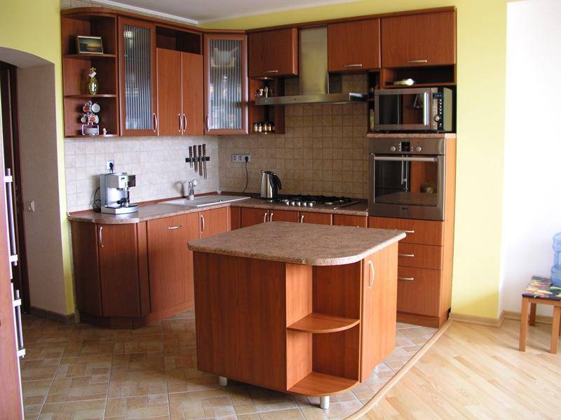 угловая кухня с островом в Нижневартовске