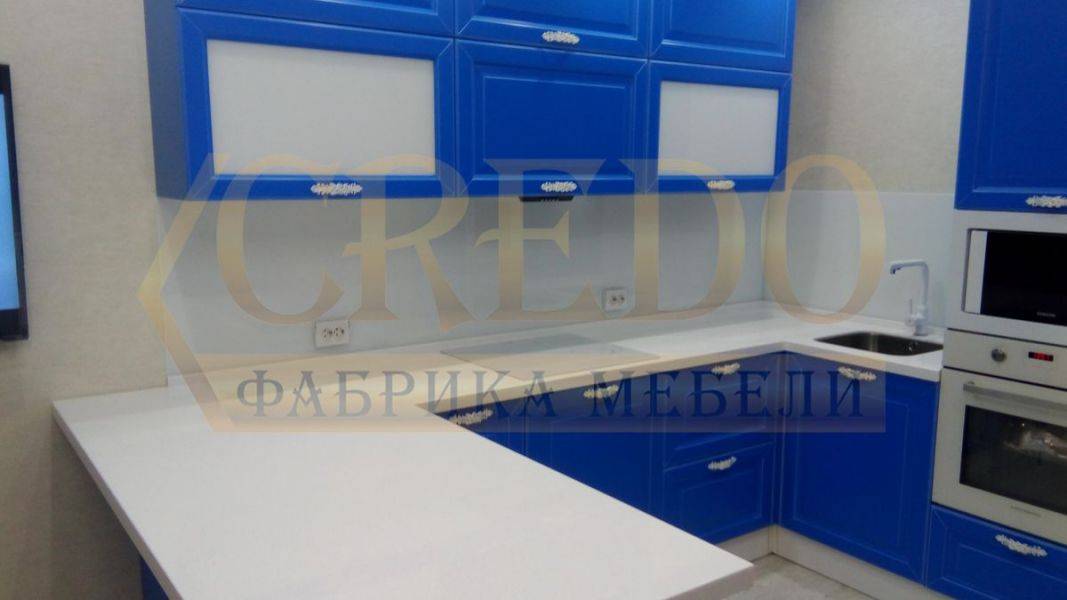 яркая угловая кухня в Нижневартовске