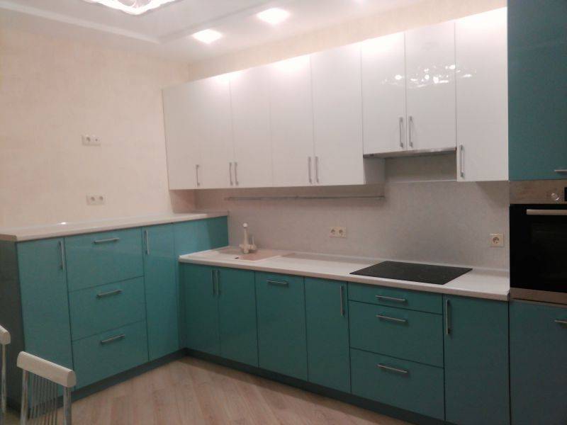 угловая современная кухня в Нижневартовске