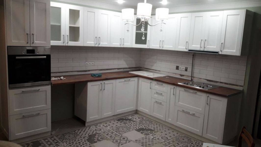 угловая кухня мдф белая эмаль с патиной серебро в Нижневартовске