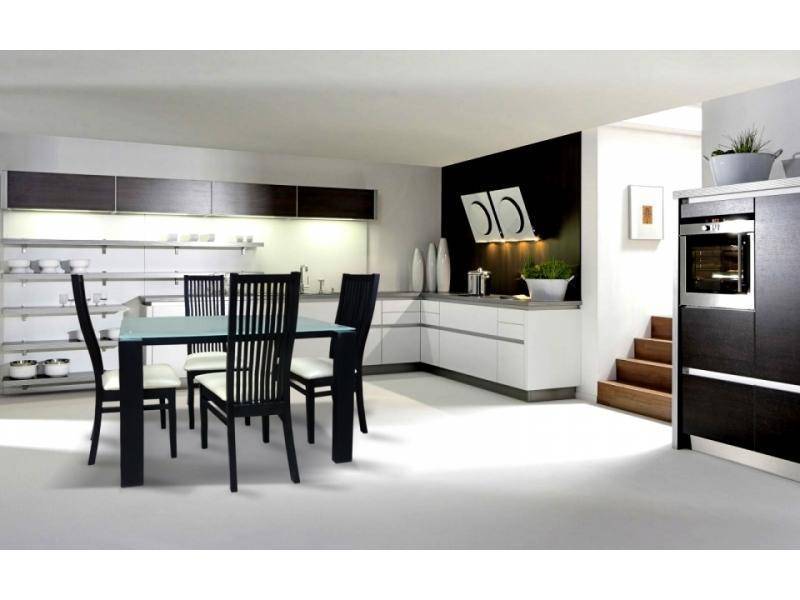 обеденная зона в современном интерьере кухни в Нижневартовске