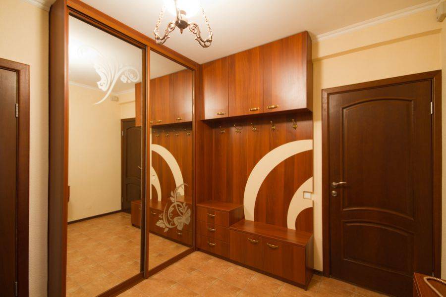 удобная угловая прихожая в Нижневартовске