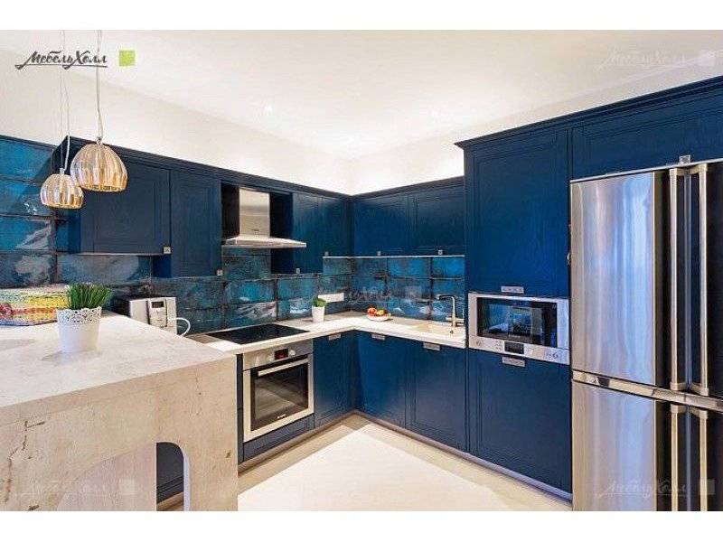 кухня насыщенного синего цвета из массива ясеня в Нижневартовске