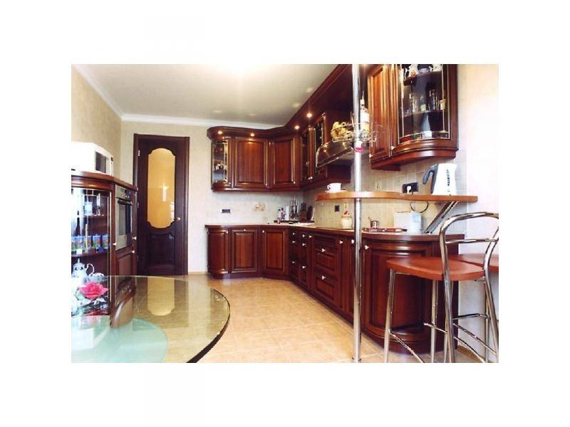 кухонный гарнитур угловой массив в Нижневартовске