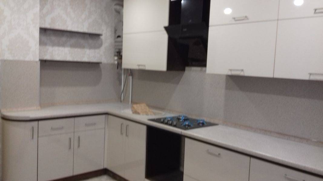 угловая светлая кухня в Нижневартовске