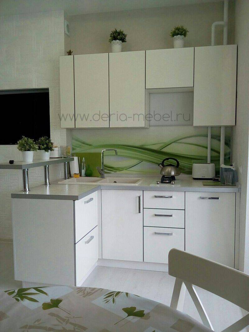 угловая маленькая кухня в Нижневартовске