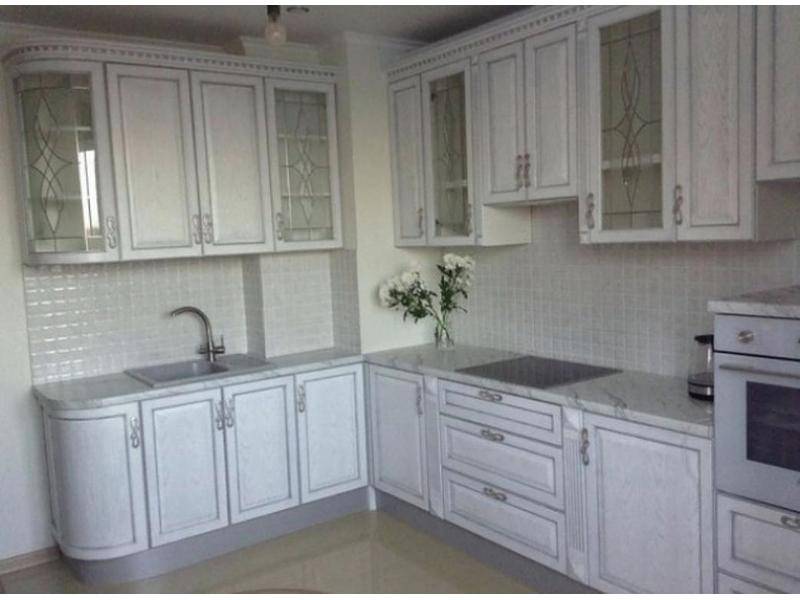 белая угловая кухня в Нижневартовске