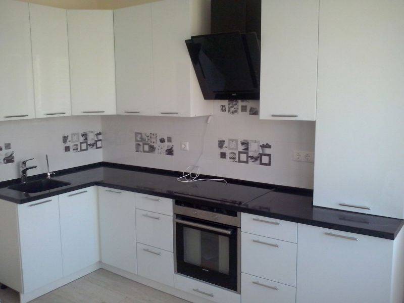 бело-черная угловая кухня в Нижневартовске