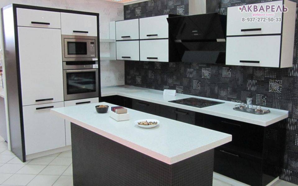 угловая кухня с островом в Нижневартовске