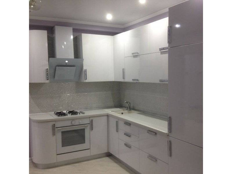 небольшая белая кухня в Нижневартовске