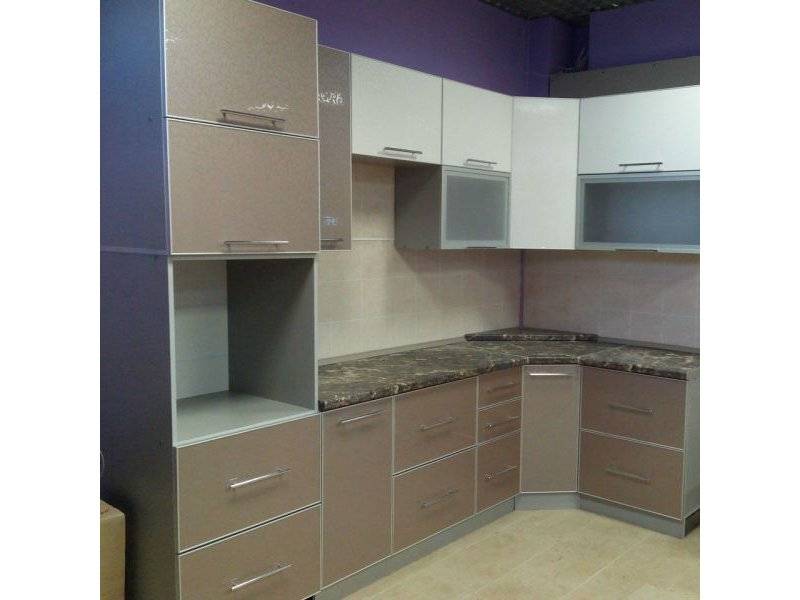 угловая бежевая кухня в Нижневартовске