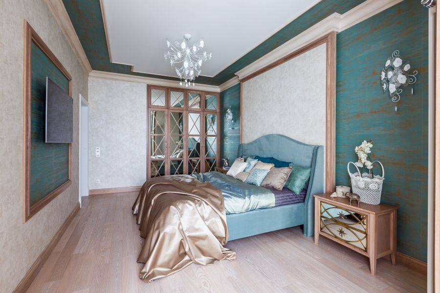 спальня с зеркальным шкафом в Нижневартовске