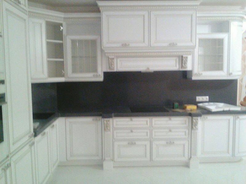 белая угловая кухня в Нижневартовске