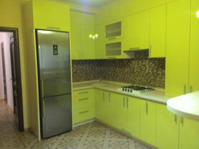 салатовая угловая кухня в Нижневартовске