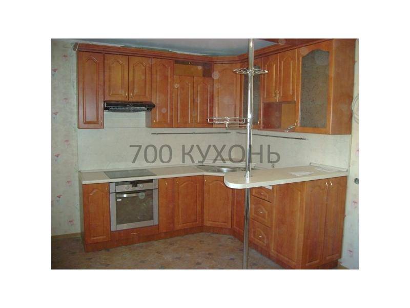 классическая угловая кухня с барной стойкой в Нижневартовске