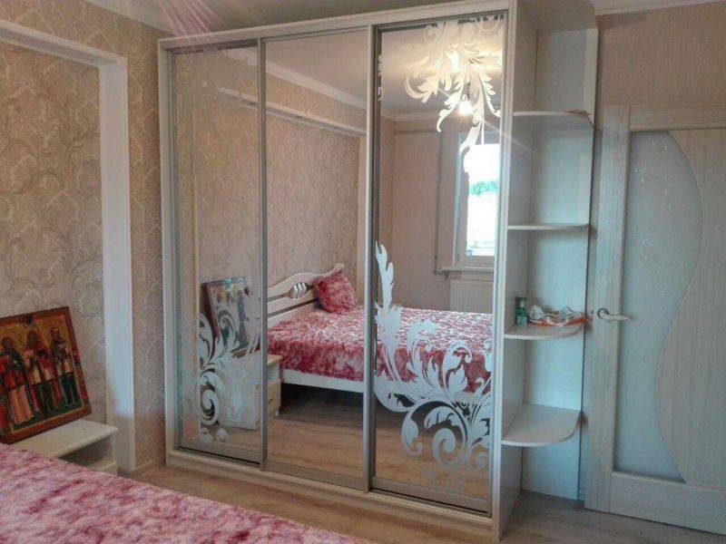 светлый шкаф-купе для спальни в Нижневартовске