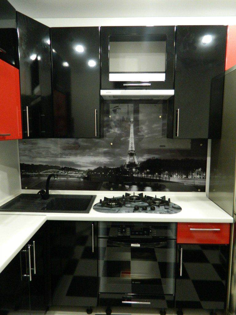 угловая мини-кухня с каменной раковиной в Нижневартовске