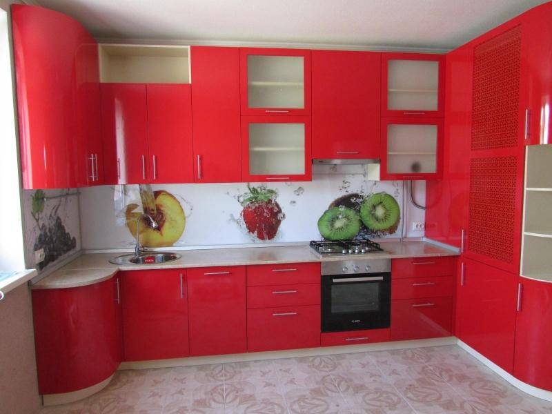 яркая угловая кухня в Нижневартовске