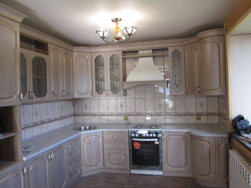 угловая кухня в классическом стиле в Нижневартовске