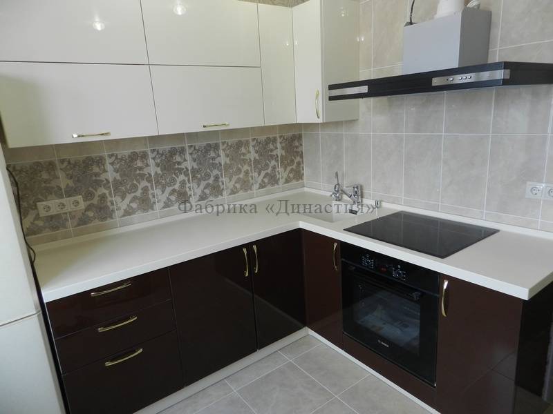 маленькая глянцевая кухня в Нижневартовске