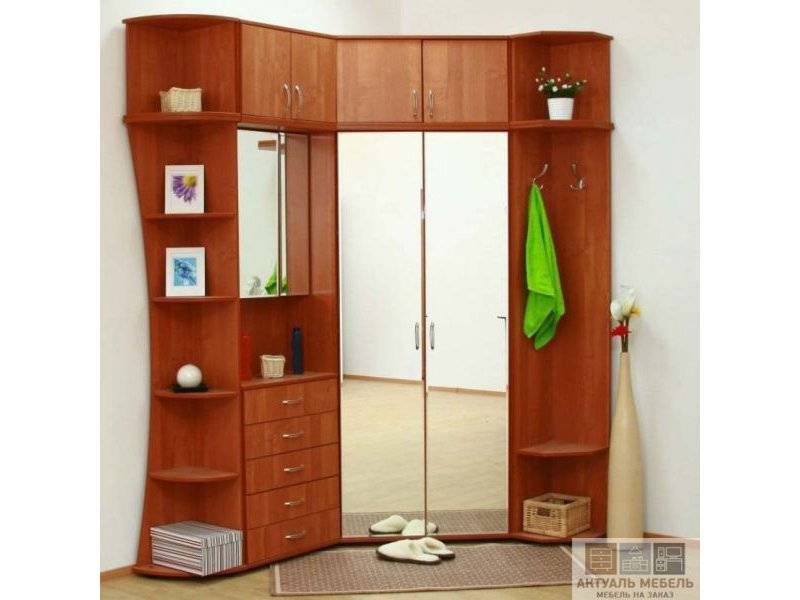 небольшая угловая прихожая в Нижневартовске