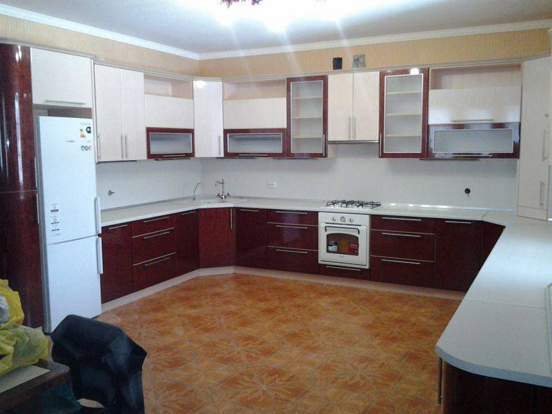 угловая п-образная кухня в Нижневартовске