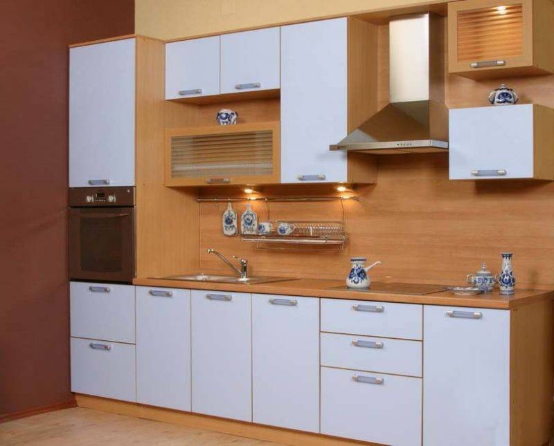 светлая прямая кухня в Нижневартовске