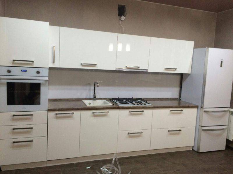 светлая прямая кухня в Нижневартовске