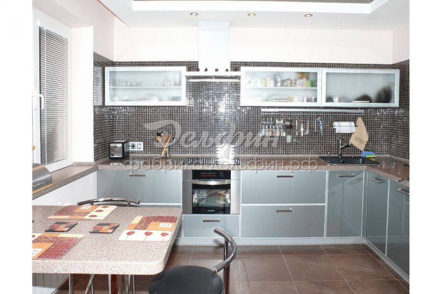 угловая кухня в цвете серебро в Нижневартовске