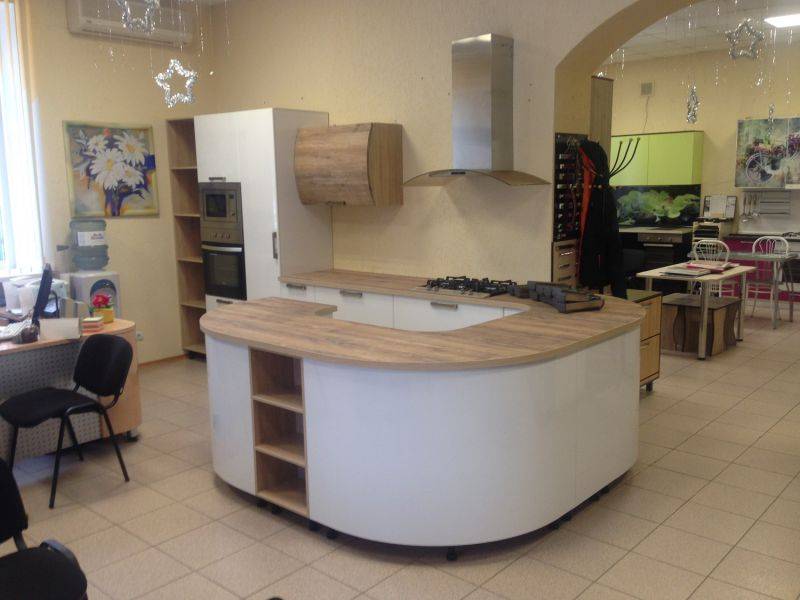 оригинальная закругленная кухня в Нижневартовске