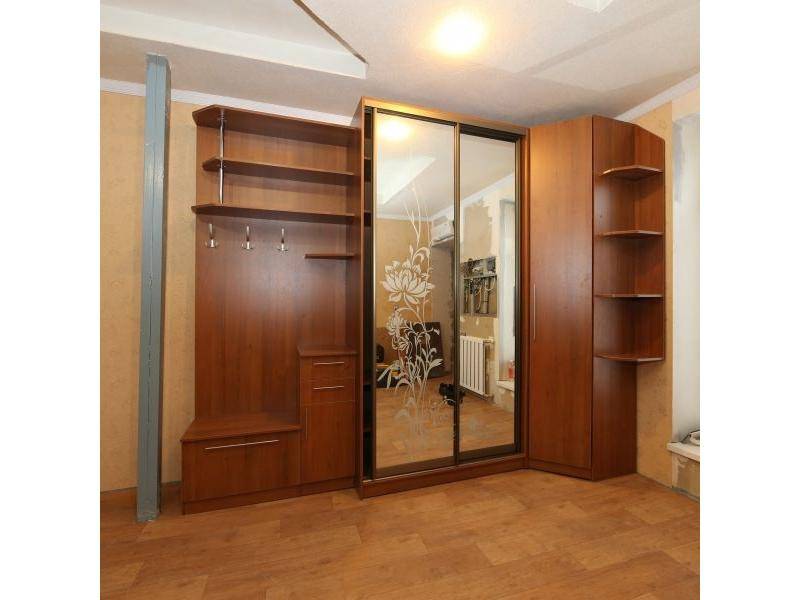 прихожая с угловым шкафом в Нижневартовске