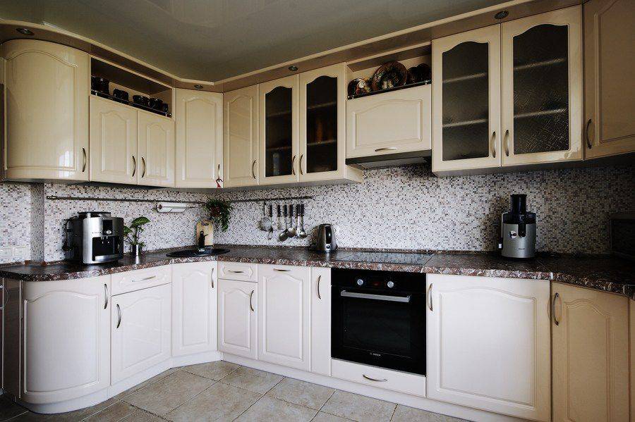 большая угловая кухня в Нижневартовске