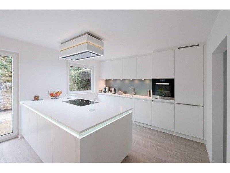 большая кухня белого цвета с островом в Нижневартовске