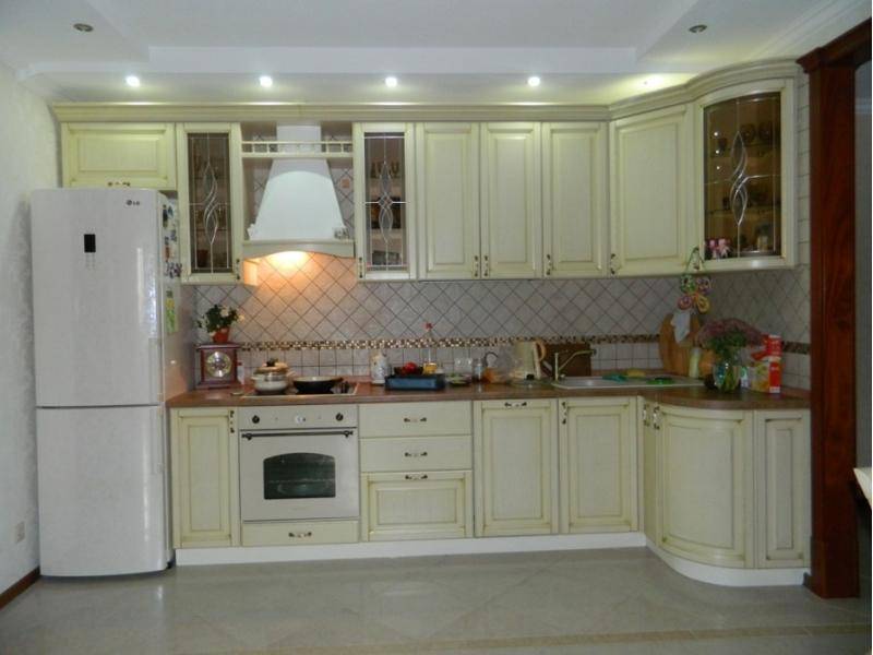 светлая кухня из массива колизей в Нижневартовске