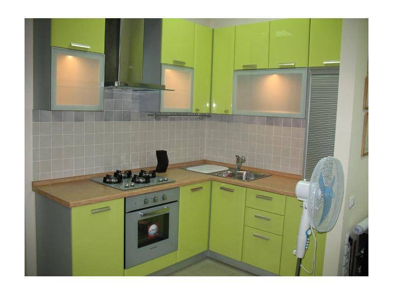 зеленая угловая кухня в Нижневартовске