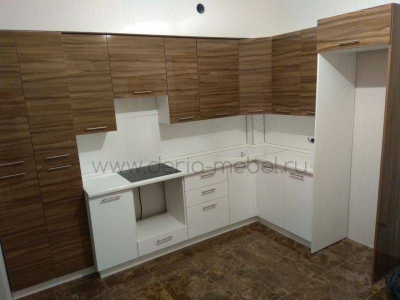 кухня с фасадом под дерево в Нижневартовске