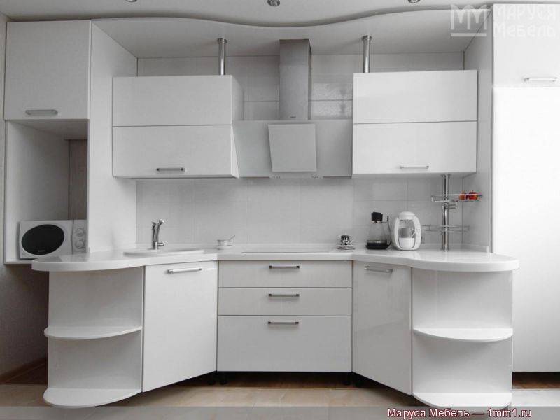 кухня матовая эмаль белого цвета симметричной формы в Нижневартовске