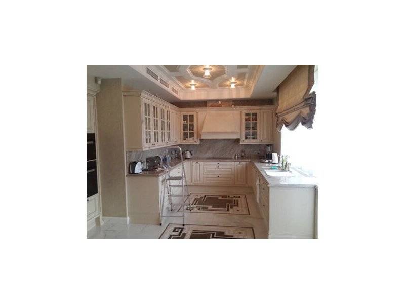 п-образная кухня из массива дуба в Нижневартовске