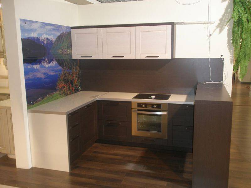 небольшая п-образная кухня в Нижневартовске