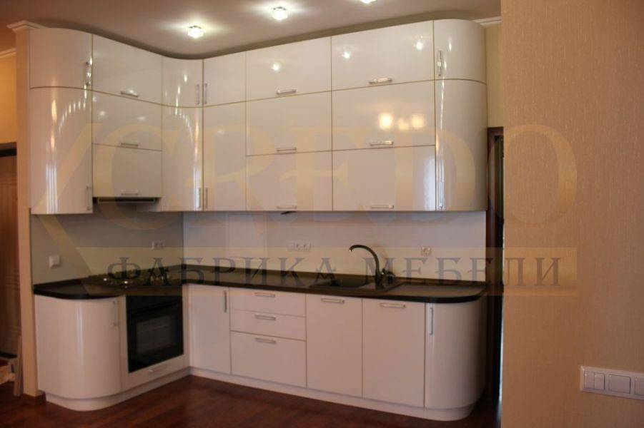 угловая кухня с плавными фасадами в Нижневартовске