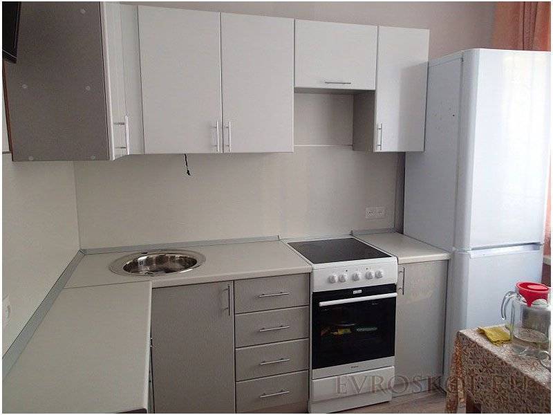 угловая светлая кухня в Нижневартовске