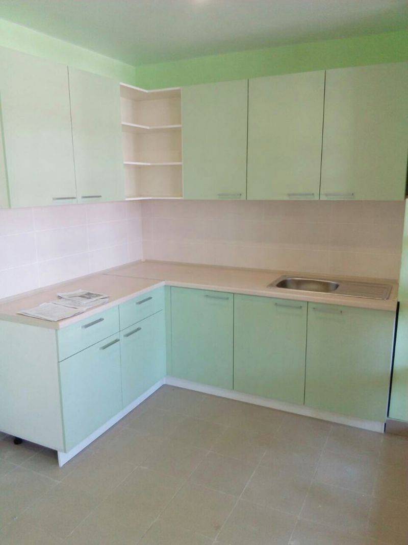 угловая зеленая кухня в Нижневартовске