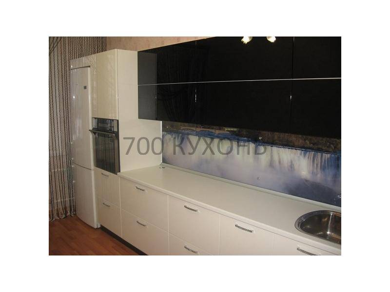 большая черно-белая кухня в Нижневартовске