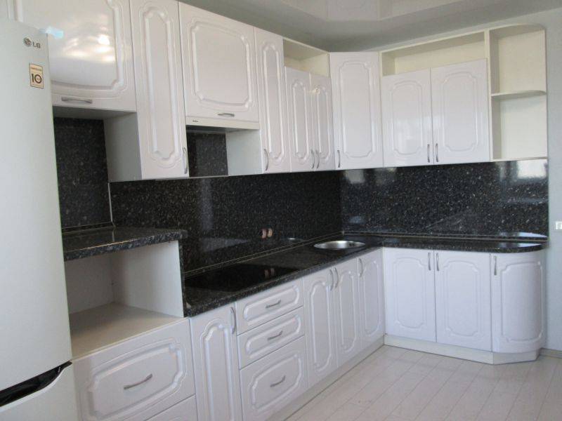 угловая белая кухня с черной столешницей в Нижневартовске