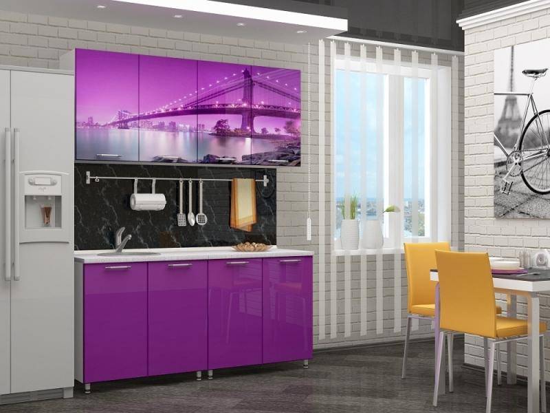 небольшая яркая кухня с фотопечатью в Нижневартовске
