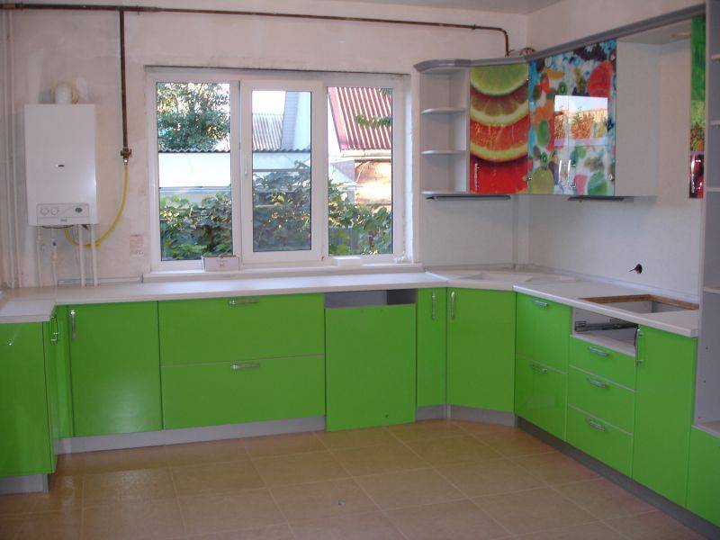 угловая п-образная кухня в Нижневартовске