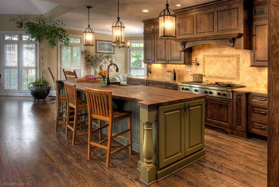 уютная кухня из дерева в Нижневартовске