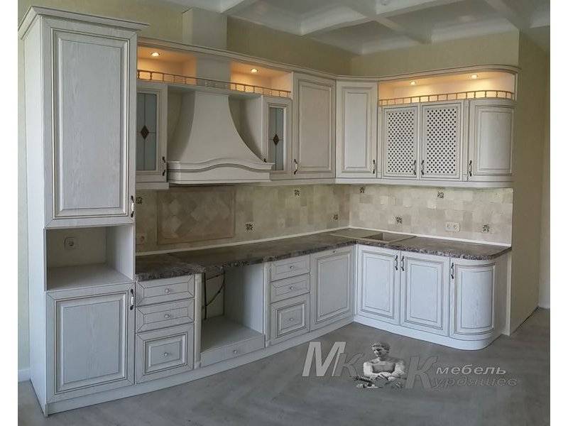 угловая кухня в классическом стиле в Нижневартовске