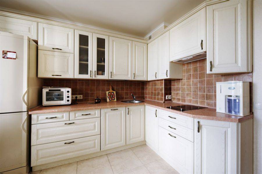 угловая кухня в классическом стиле в Нижневартовске